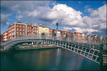 Halfpenny Bridge, Dublin, © 1996 Juergen Kullmann
