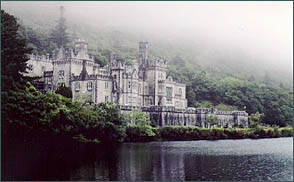 Kylemore Abbey im Nebel, © 1993 Juergen Kullmann