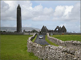 Kilmacduagh Rundturm, © 2011 Juergen Kullmann