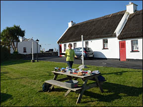 Frühstück, hinterm Cottage, © 2012 Juergen Kullmann