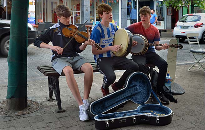Straßenmusik in Westport, © 2018 Jürgen Kullmann